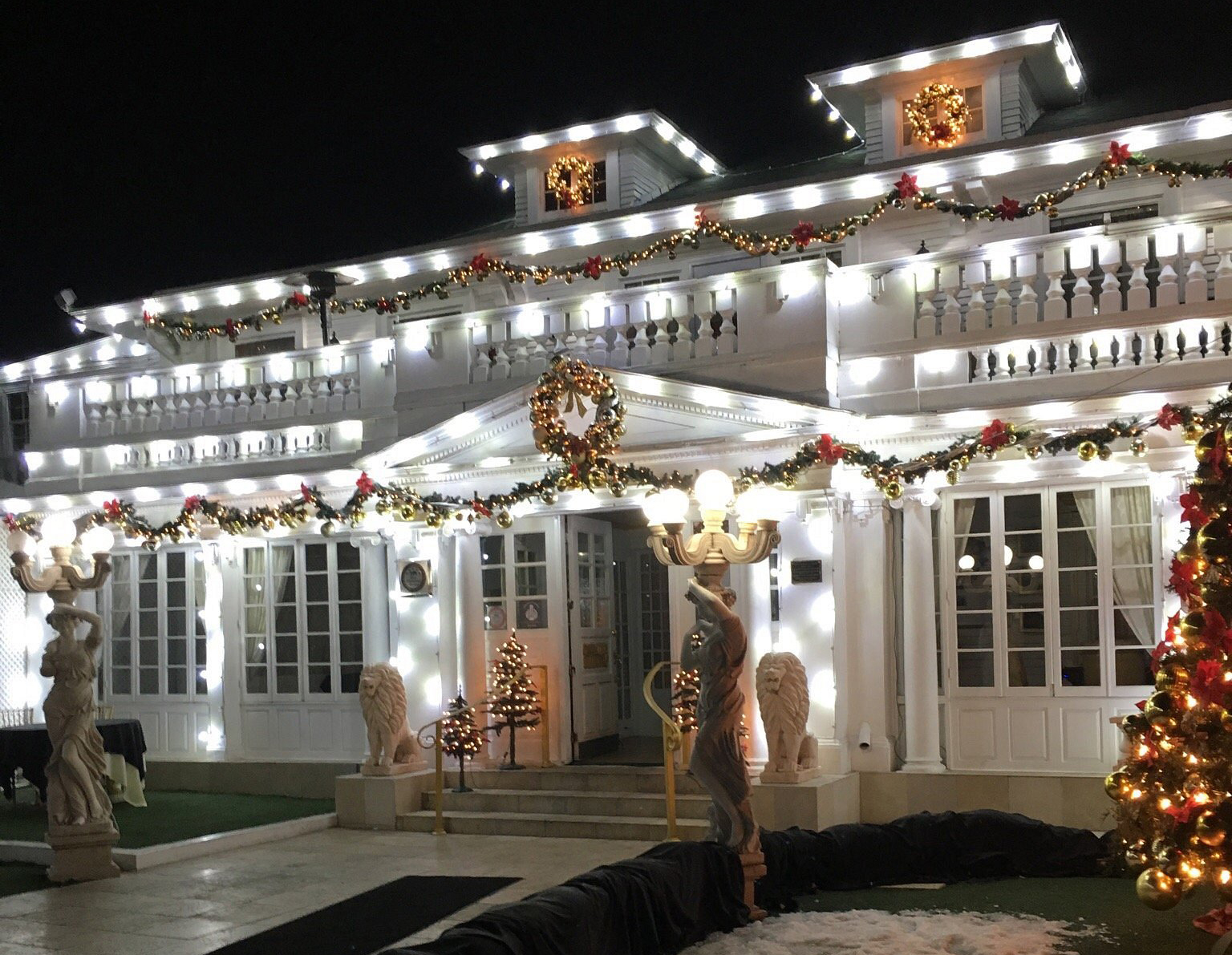 Anaheim White House Restaurant decorated with holiday lights